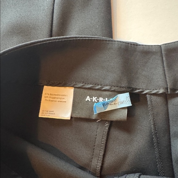 AKRIS Classic Black Melissa Ankle Woman’s Pull-on with Side Zipper Pant - Picture 6 of 13